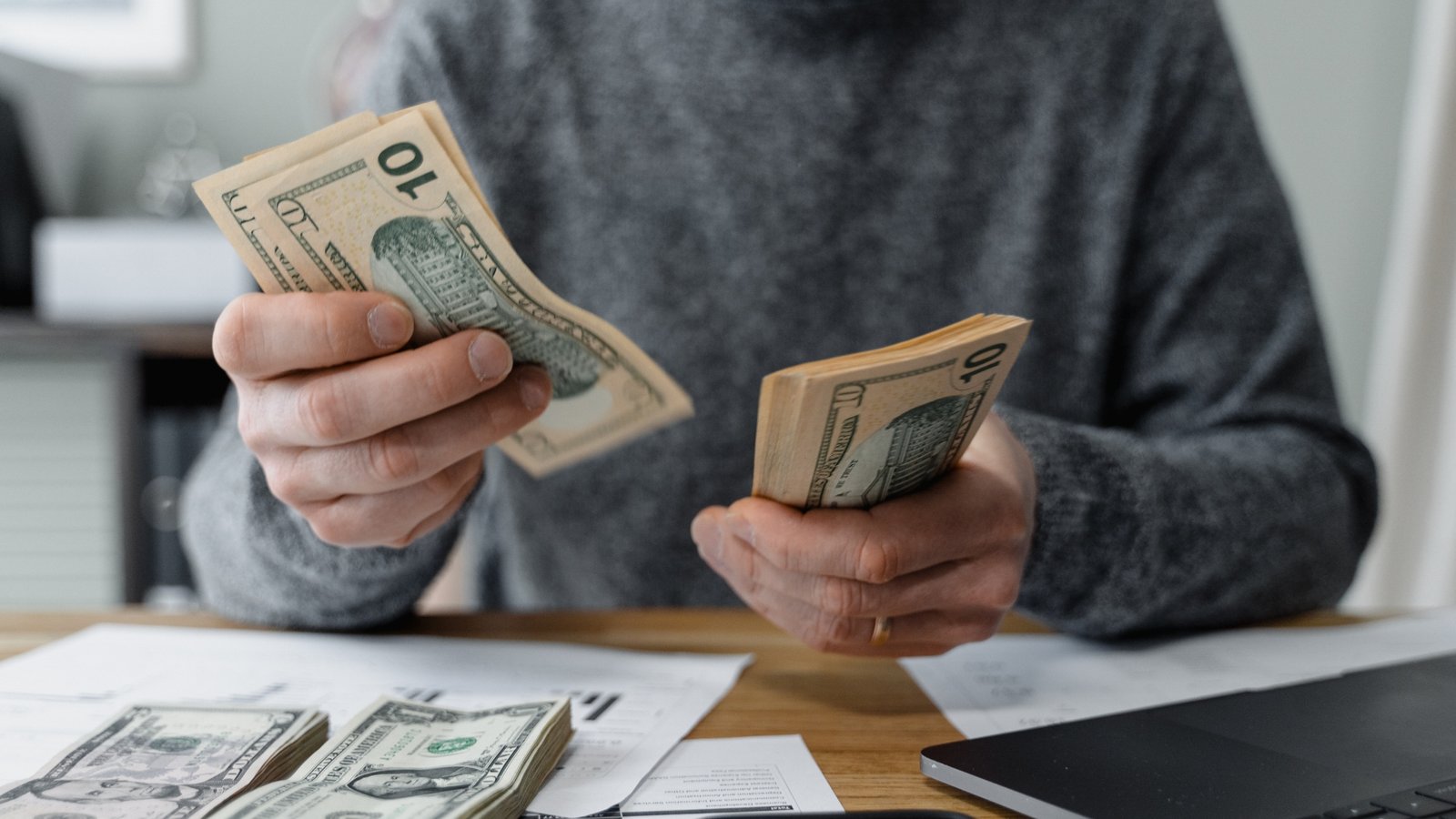 Cash is King : Menentukan Porsi Uang Tunai yang Pas di Kantong Investasi Anda Saat Ini